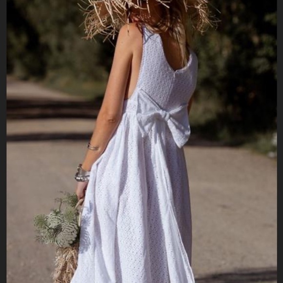 NWT CHASING UNICORNS White Eyelet Back Bow Ruffle V Neck Midi Dress Size Small - Picture 4 of 10